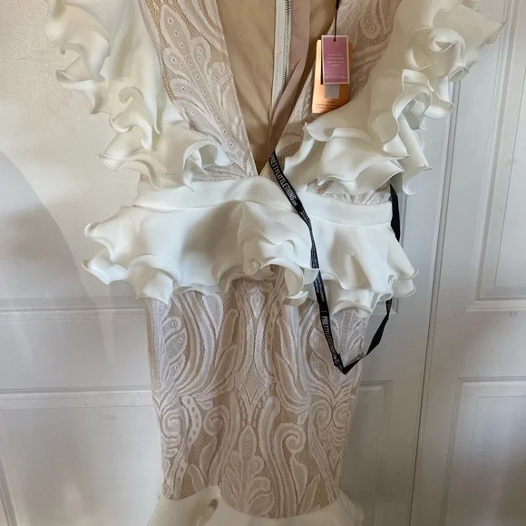 Pretty Little Thing White Lace Ruffle Plunge Midi - Picture 4 of 5